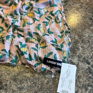 NWT Lands End light weight scarf with lemons 🍋.